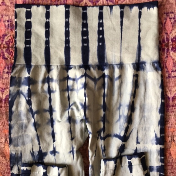 Yelete NWOT tie blue dye size medium compression athletic leggings sz Me… - Picture 3 of 5